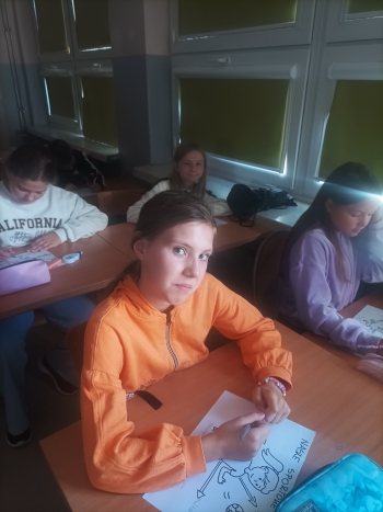 Uczennica podczas wypełnia plakatu