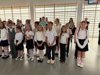 Dzieci na rozpoczęciu roku szkolnego 