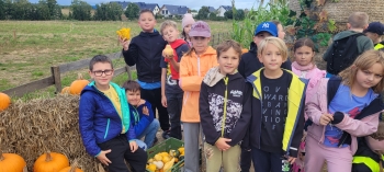 Uczniowie z dyniami w tle