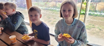 Dzieci jedzą dyniowe babeczki 