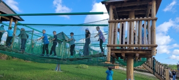 Dzieci na torze przeszkód 