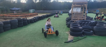 Dziewczynka jeździ gokartem