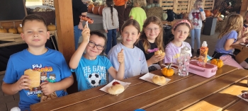 Dzieciaki jedzące kiełbaski 