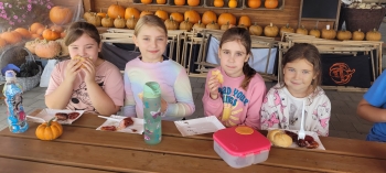 Dziewczynki z przekąskami 