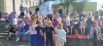 Dziewczynki z transparentem