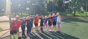 Uczniowie stojący w rzędzie