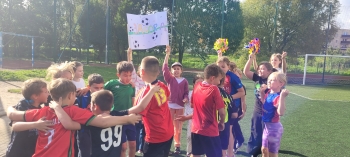 Uczniowie przed meczem