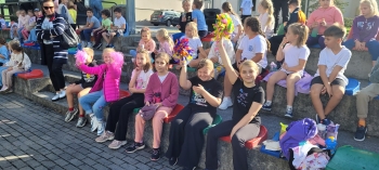 Uczniowie dopingują na trybunach 