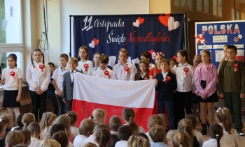 Uczniowie śpiewający piosenkę na przedsatwieniu 