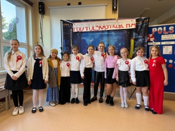 Uśmiechnięte dziewczynki na tle dekoracji