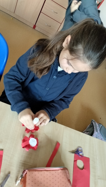 dziewczynka wykonuje kotylion