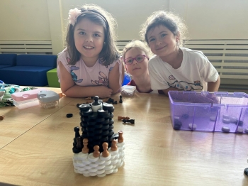 dziewczynki i ich budowla