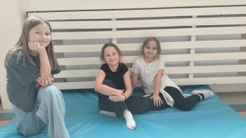 dziewczynki odpoczywają na materacu