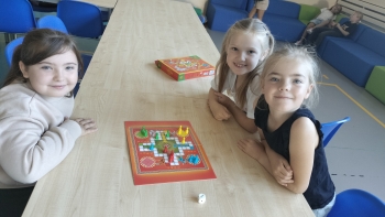 dziewczynki graja w grę