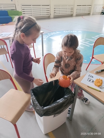 dziewczynki szykują dekorację