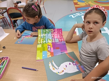 dziewczynki z wyklejają obrazek