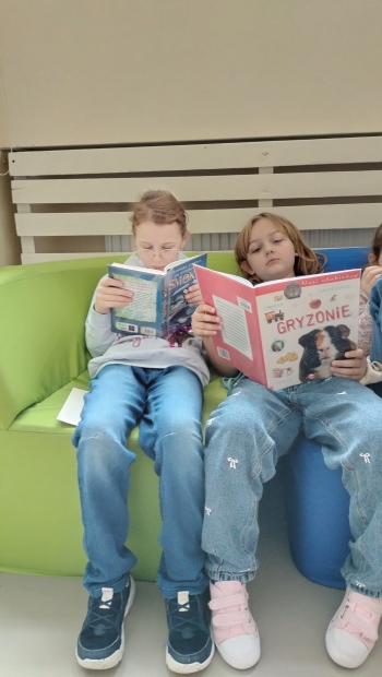 dziewczynki podczas czytania