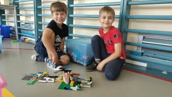 pierwszaki podczas zabawy