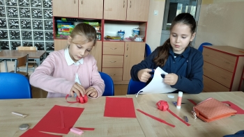 praca plastyczna, wykonanie kotylionów