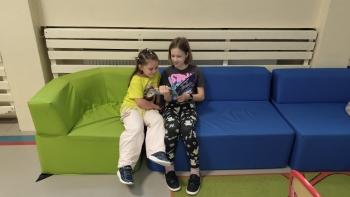 starsza koleżanka czyta