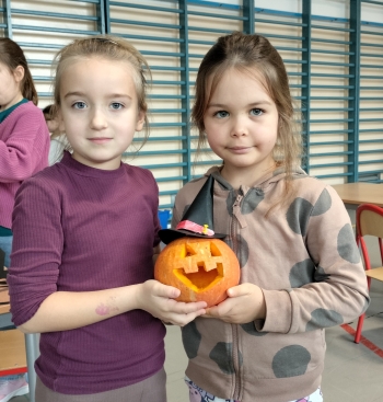 uczennice z gotową dekoracją