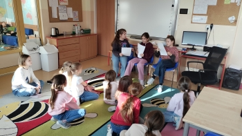 uczennice w roli nauczycieli