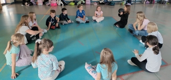 zabawa z wolontariuszami