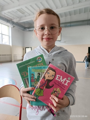 zdjęcie dziewczynki z książkami