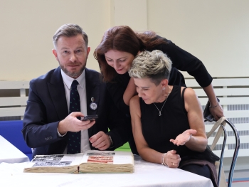 32.Przeglądanie kroniki szkolnej.JPG