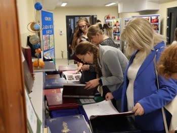 33.Oglądanie kronik szkolnych.JPG