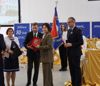 4.Życzenia dla Szkoły-Władze Miasta — kopia.JPG