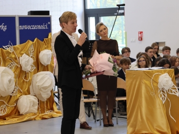 6..Życzenia dla szkoły-P. Wizytator M. Brzostowska (1) — kopia.JPG