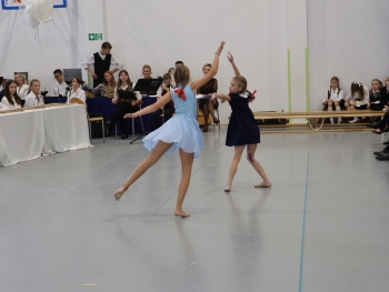 24.Tancerki akrobatyczne.JPG