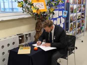 26.Senator wpis do księgi.JPG