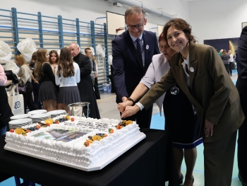 35.Pierwszy kawałek tortu.JPG