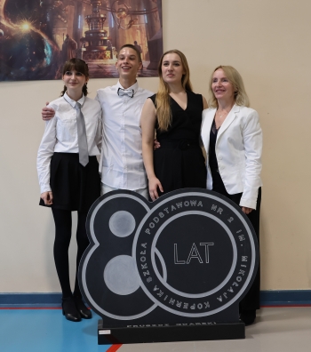 47.Pani Joanna i Absolwenci.JPG