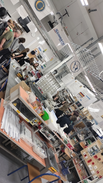 uczniowie w pracowni elektronicznej