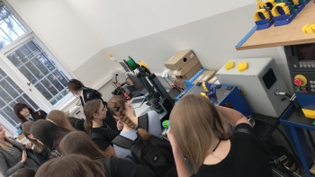 uczniowie w pracowni klimatyzacji i chłodnictwa