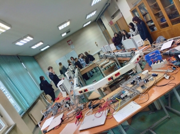 uczniowie w pracowni