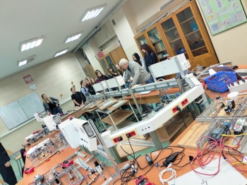 w pracowni mechatroników