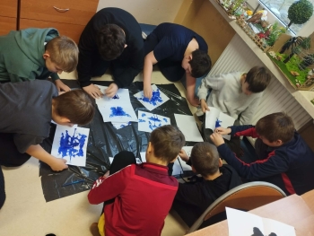 dzieci robią kleksy