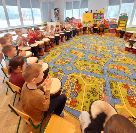 Warsztaty rytmiczno- bębniarskie z prezentacją instrumentów etnicznych 