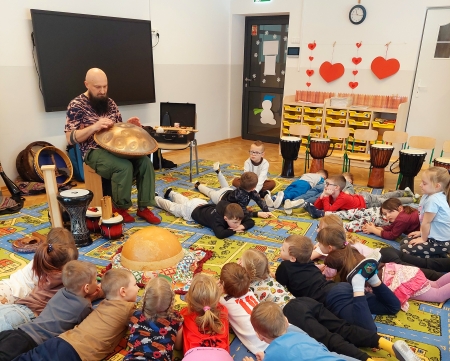 Warsztaty rytmiczno-bębniarskie z prezentacją instrumentów etnicznych.