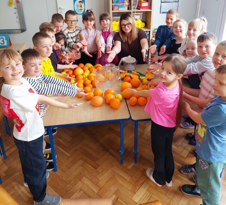 Razem możemy więcej - robimy sok że świeżych owoców 