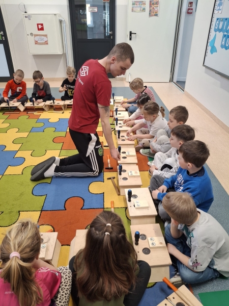 Warsztaty majsterkowania z firmą Sport i Zabawa ,, Piłkarzyk,,