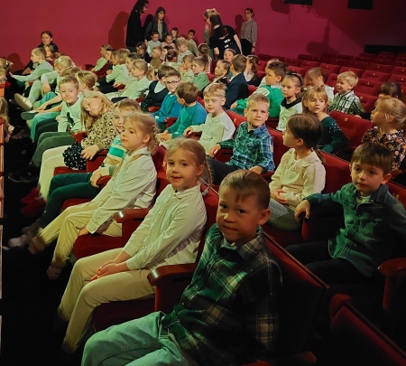Wyjazd do Teatru Miniatura na spektakl ,, Gdybym był dorosły,,