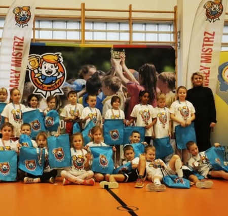 MAŁY MISTRZ - SPORTOWA PRZYGODA NASZYCH NAJMŁODSZYCH UCZNIÓW