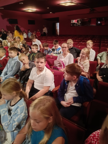 WYJŚCIE KLASY 3B DO TEATRU