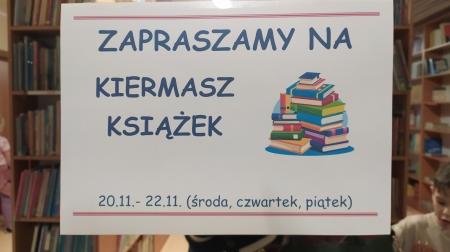 Kupujemy książki na kiermaszu w bibliotece szkolnej.