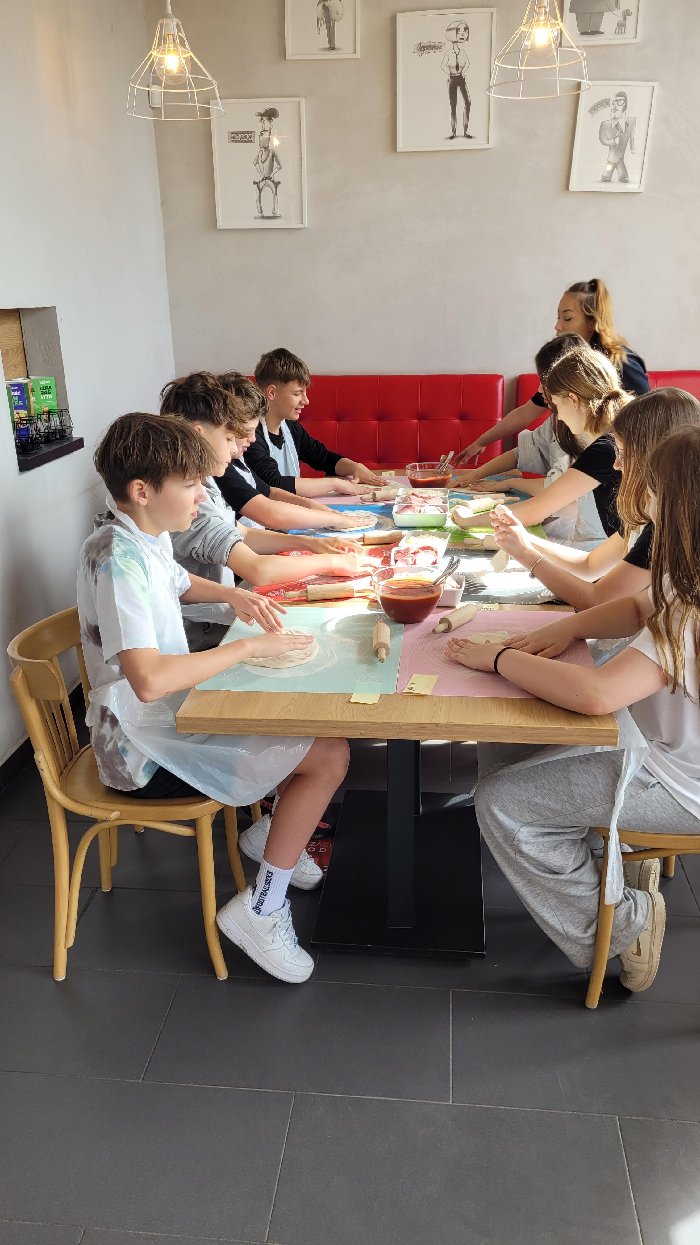 29. 05.2025r. 6a Warsztaty robienia pizzy.
